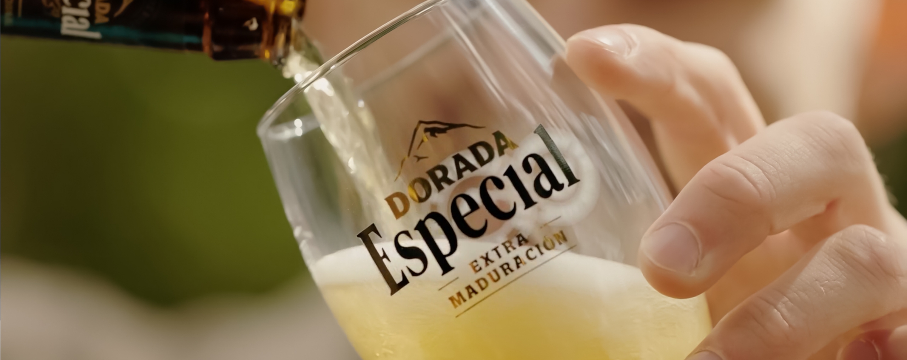 copo de cerveja dorada